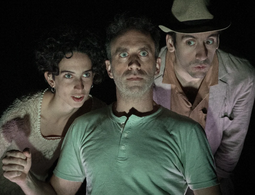 La Magia de la Escasez: Cómo ‘Flotando Apenas’ transforma la simplicidad en arte